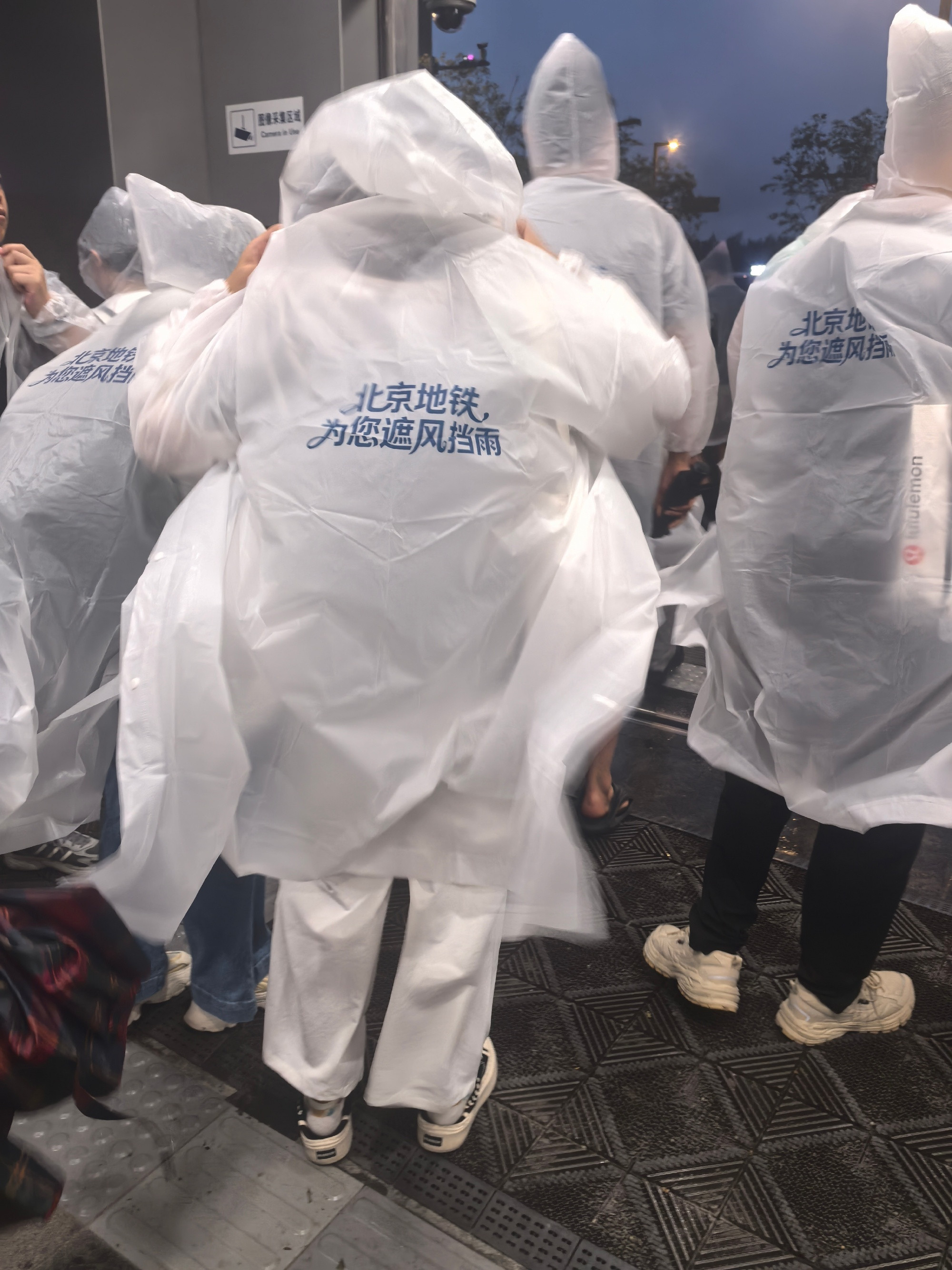 北京地铁这个的雨衣，必须给个赞。😂加厚EVA环保料，耐撕防水，可折叠可反复用。