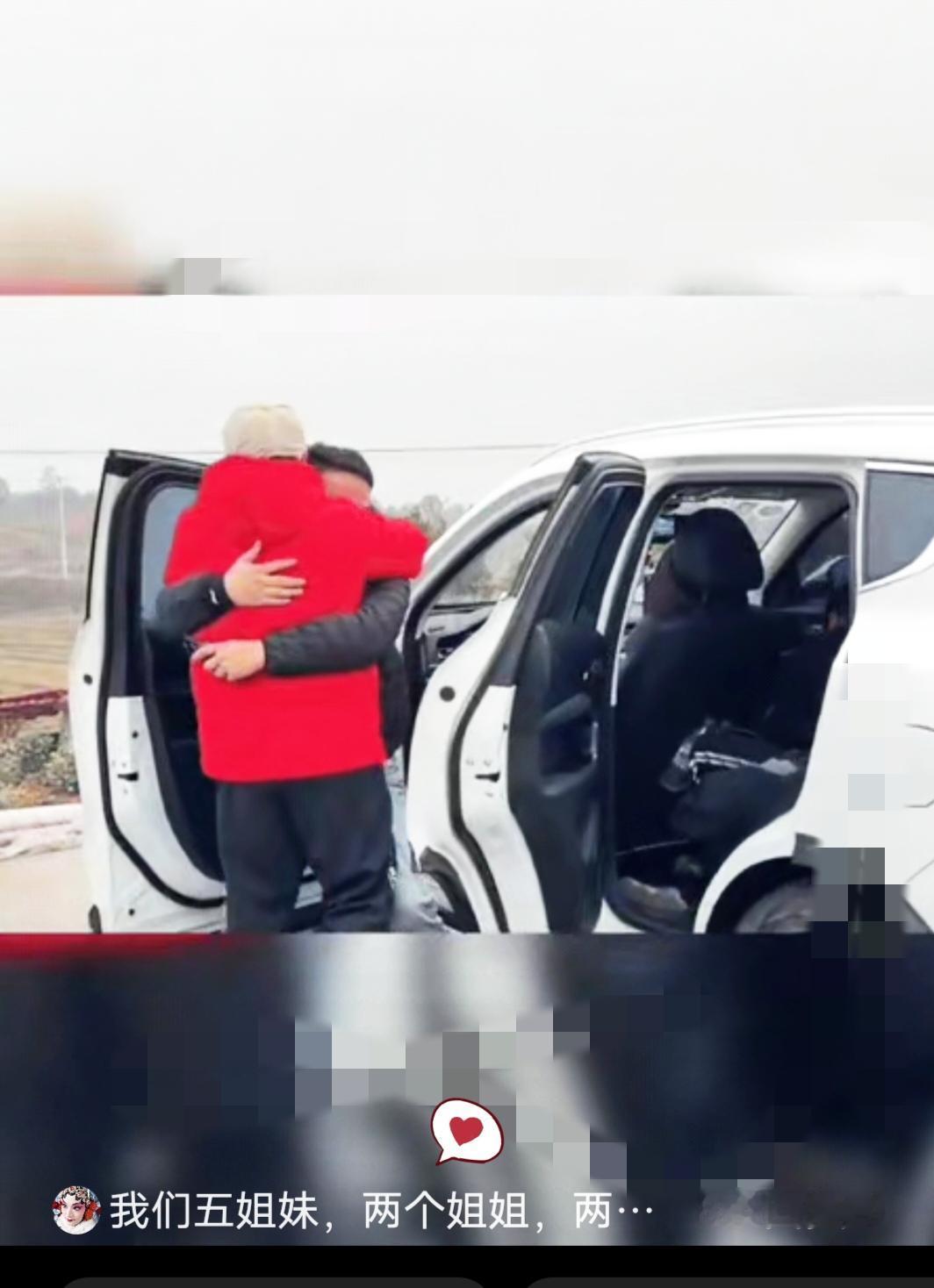 湖南高速口这一幕，看哭千万人！真正的手足情，从来都不在嘴上。哥哥自驾回贵州