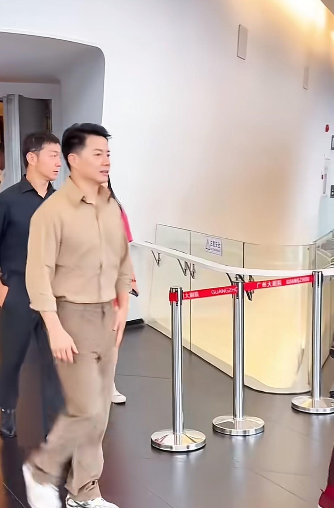 近日，话剧《四世同堂》在广州大剧院演出，演员段奕宏、邢佳栋出席见面会。发现优秀