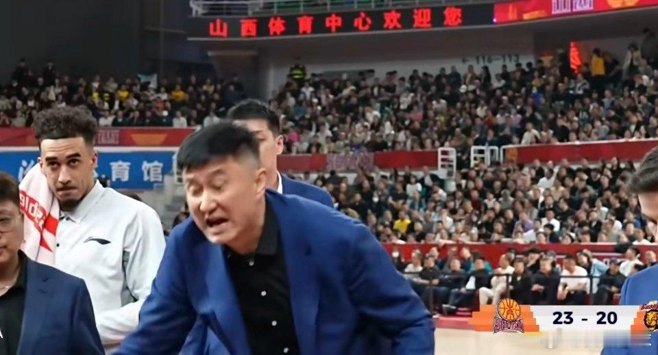 广东队领先两位数被反超了，迪亚洛替补上来连拿10分，感觉杜锋指导暂停调整慢了..