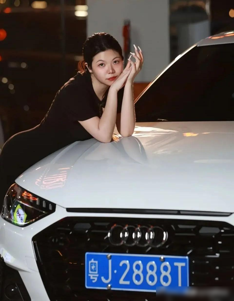粤J2888T是广东江门一辆白色奥迪A4的号牌，因女车主多次“神操作”成了全网公路梗。我开了二十多年