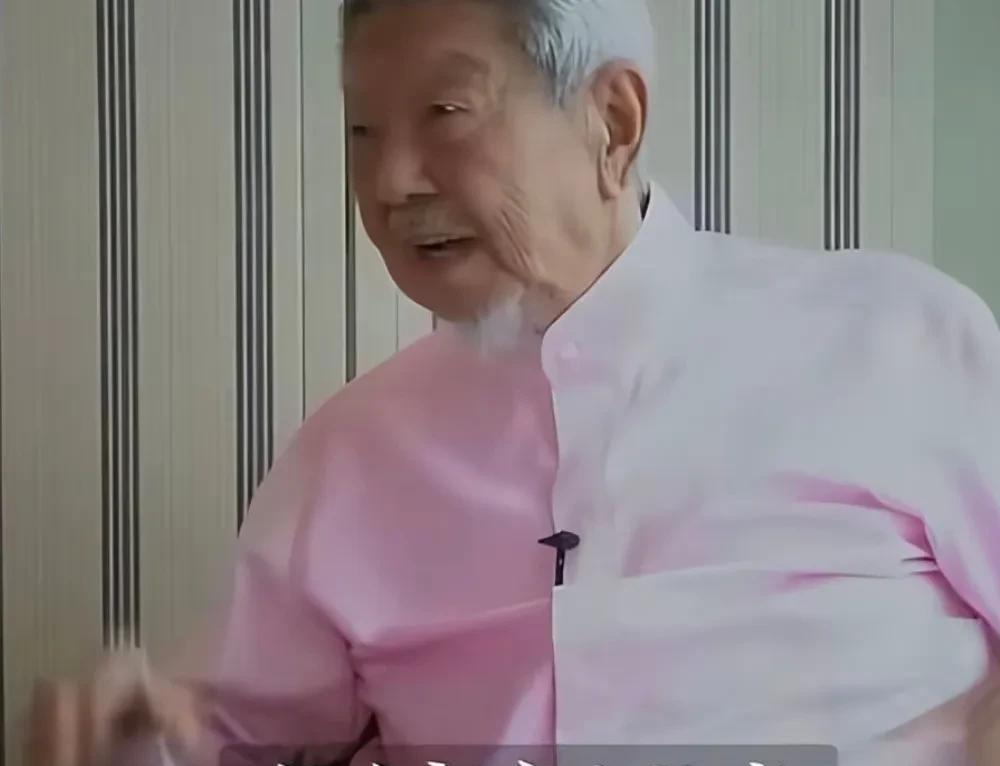众星悼念蔡澜，看到成龙的发文，忽然明白一个道理！成龙在发文中透露，蔡澜在年轻的