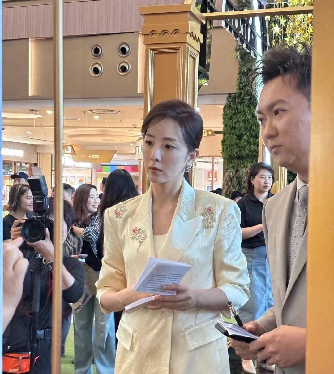 李思思没了央视光环，也变回了普通打工人！却也再一次实证了平台的重要性~近日，离