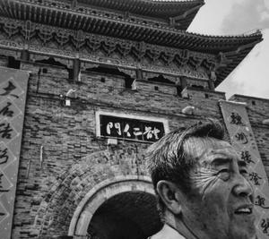 1953年，西康军区司令员刘忠得知家人还幸存人世，携妻子回乡见母亲，看到原配穿得