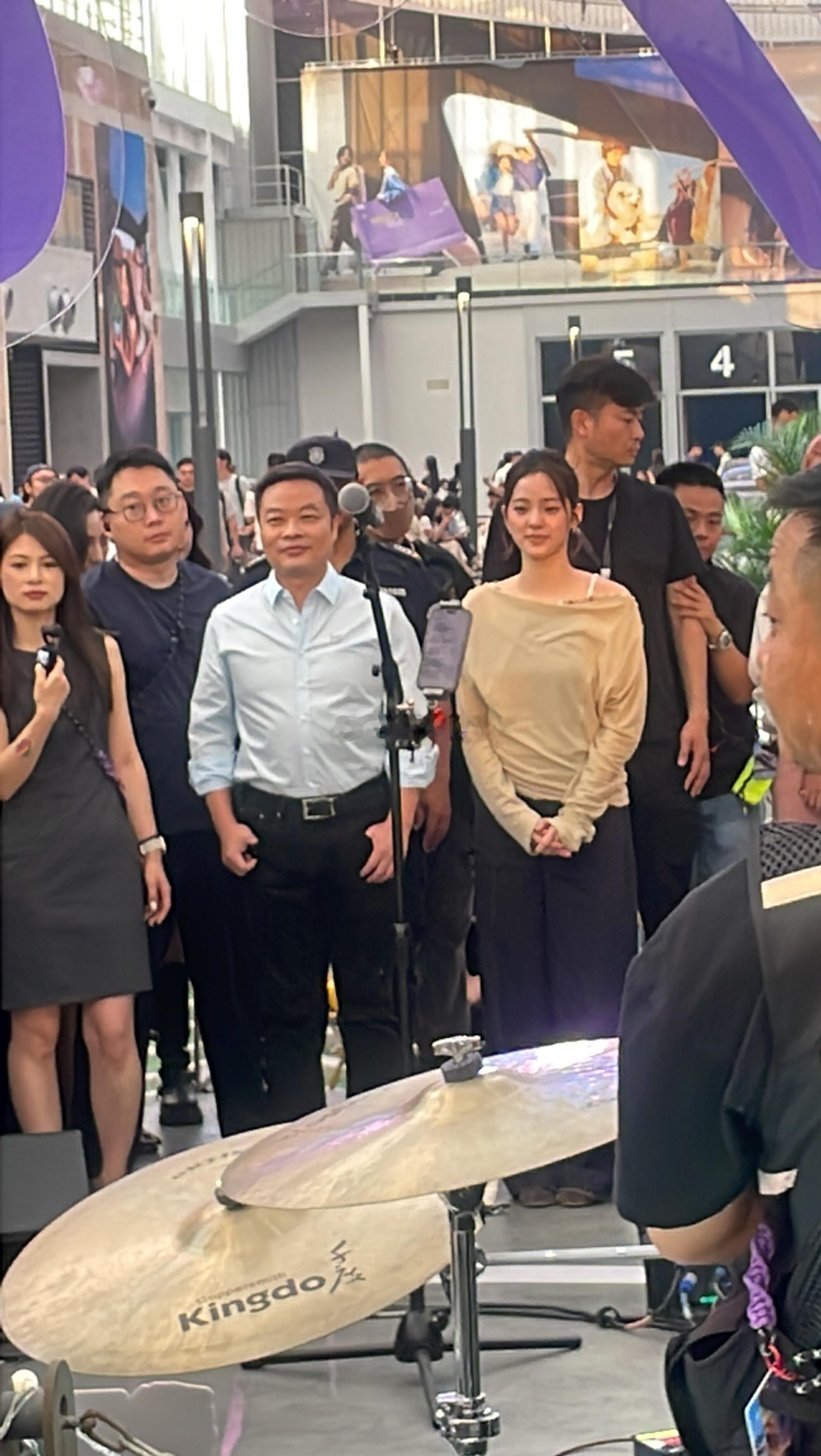一不小心被挤到了最佳拍摄位置[捂脸哭]手机到用时方恨摄像头不好啊[哭哭]欧阳娜娜本