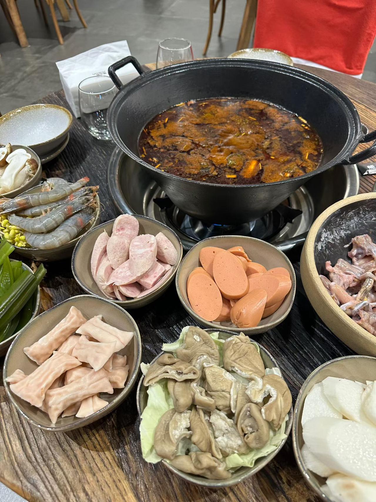 人生在世越活越明白，最实在的道理就俩：别较真，别内耗。年轻时总想着争对错、要体面