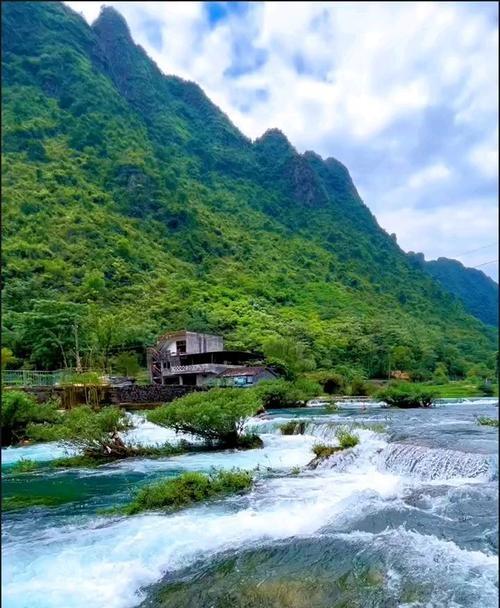 上联：青山问我何时老下联：碧水伴吾无日闲