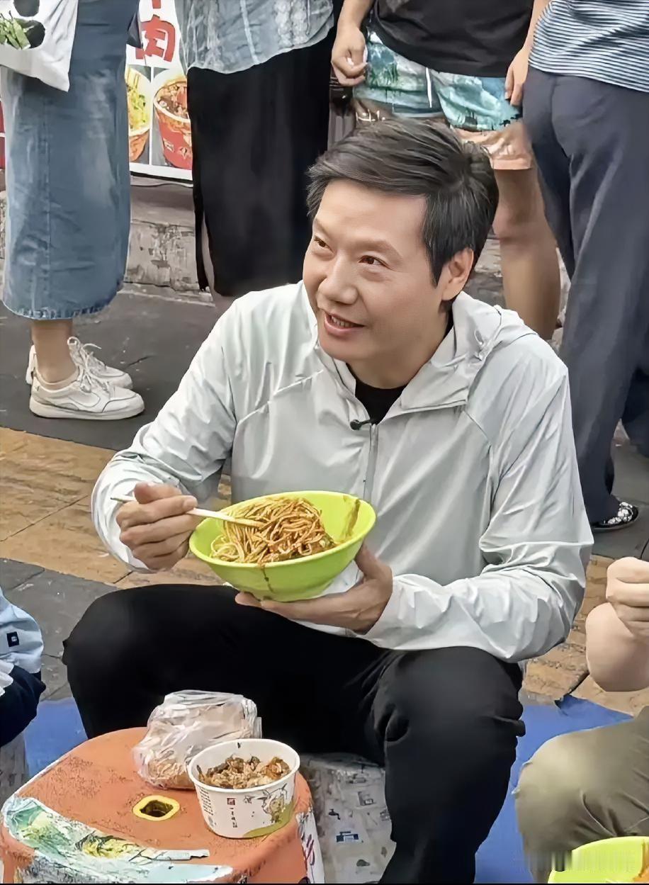 大家发现了吗?​雷军越来越不对劲了。​明明他都已经57岁了，却变得越来越接地