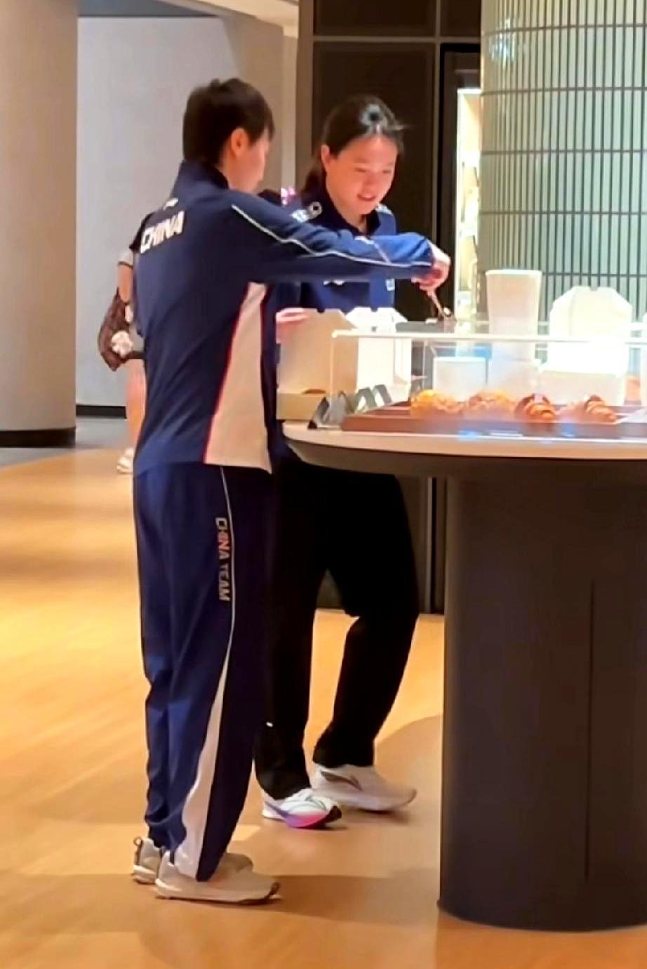 王曼昱：赛场杀疯，私下抢着买单你刚刷到她3:1横扫郑怡静的视频，转眼就看到