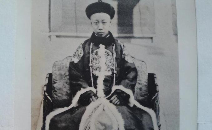 1950年，才28岁就闲赋在家的晚清掌权人载沣，临了按90万斤小米的价码，把原先