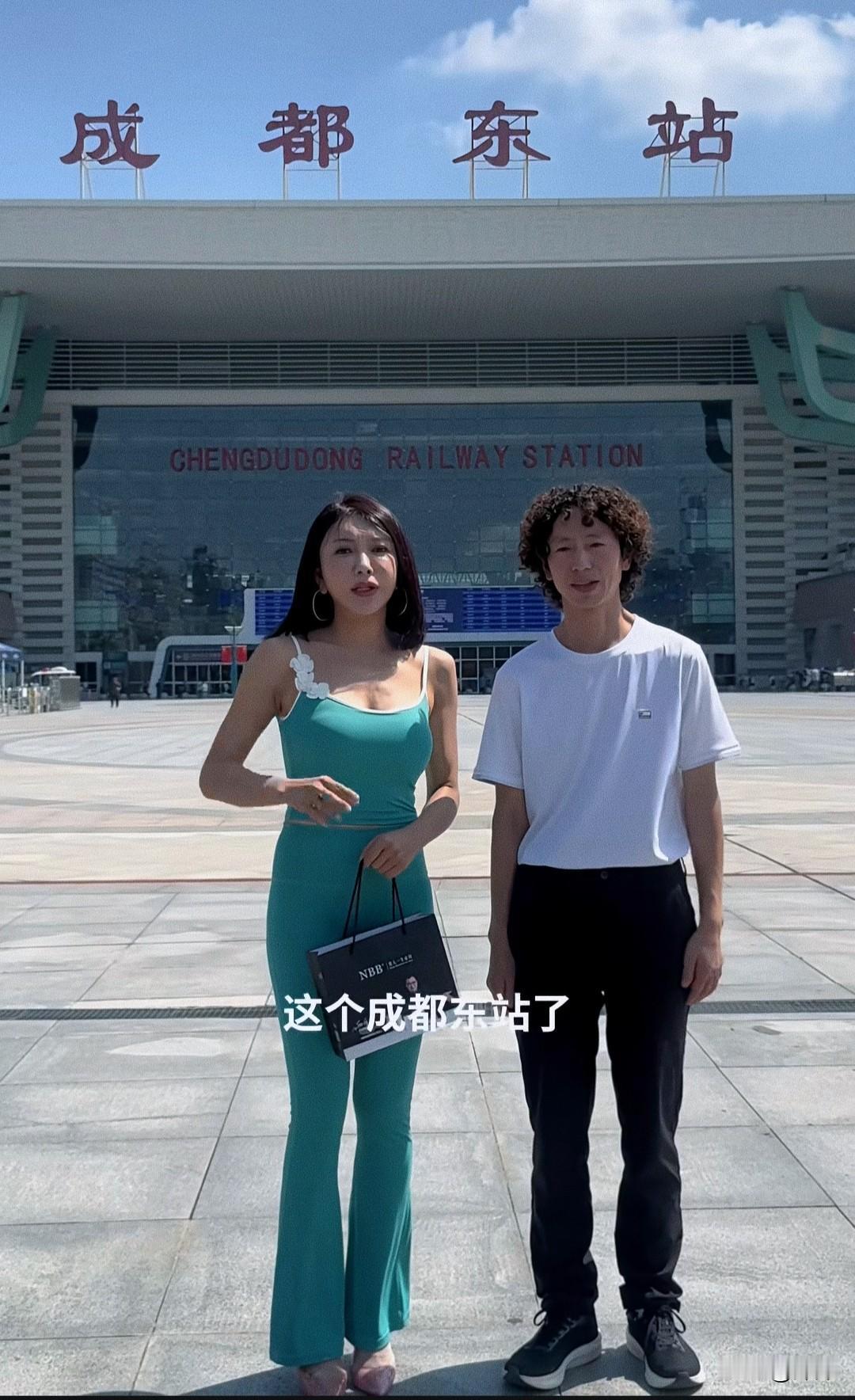 龚玥菲女士和庞麦郎在成都站再次相聚，本以为她们两个不会在见面合作了！俩人见面
