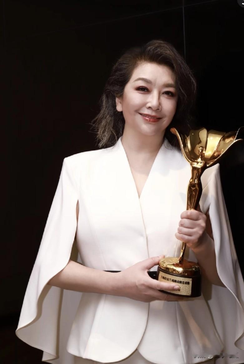 江珊斩获白玉兰最佳女主角，从容气质太动人昨晚白玉兰颁奖礼现场，当主持人念出江珊