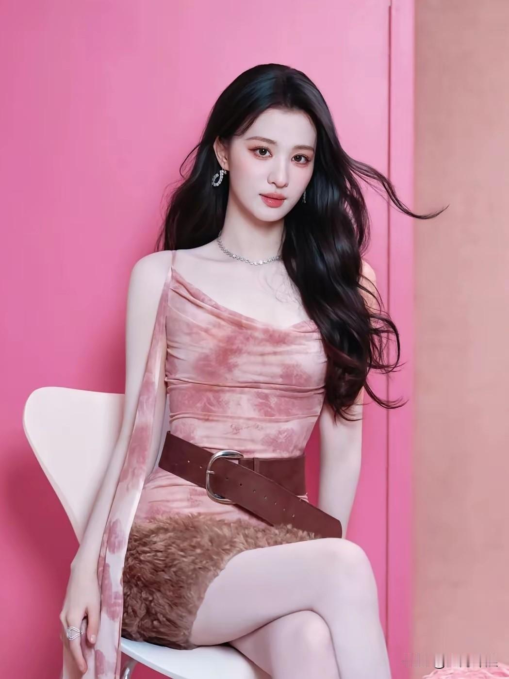 中国文艺评论家如此评价演员王楚然！这位评论家说看王楚然的表演如同一股清风