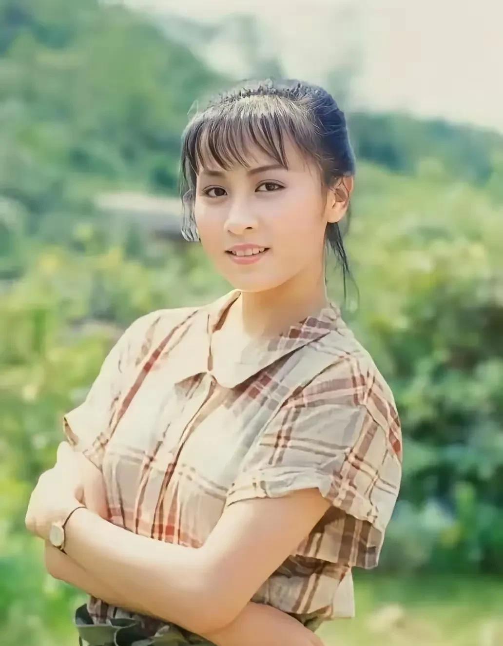 这是1984年，刘嘉玲刚出道时的照片，皮肤白皙，唇红齿白，眼睛炯炯有神，已经出落