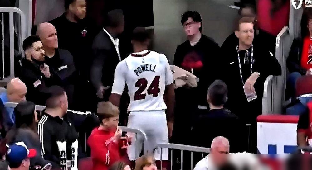 刚看到鲍威尔捂着大腿根倒下去那一下，我心都凉了半截。完了，这赛季完了。球场灯