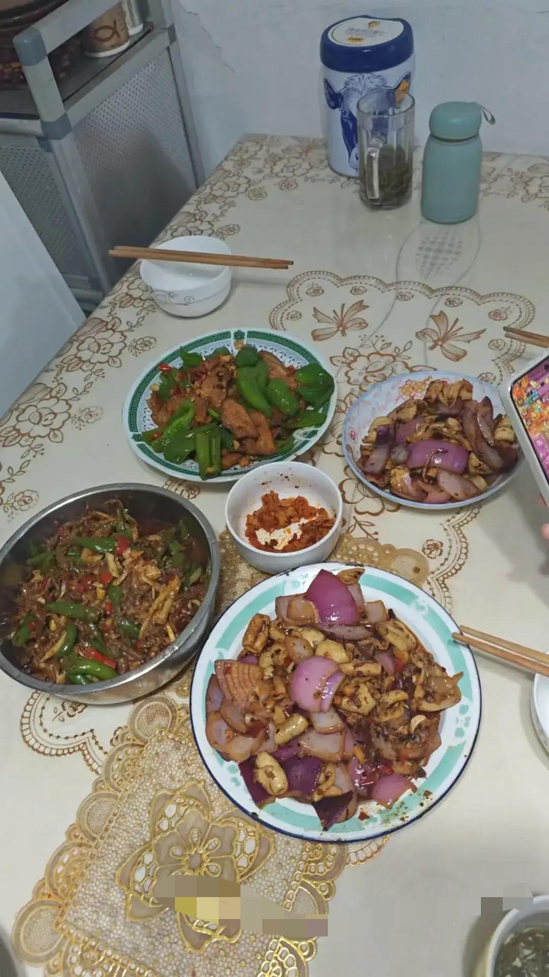娶二婚老婆，要知道，带儿子的女人能不要尽量不要。那床没焐热的棉被我们村