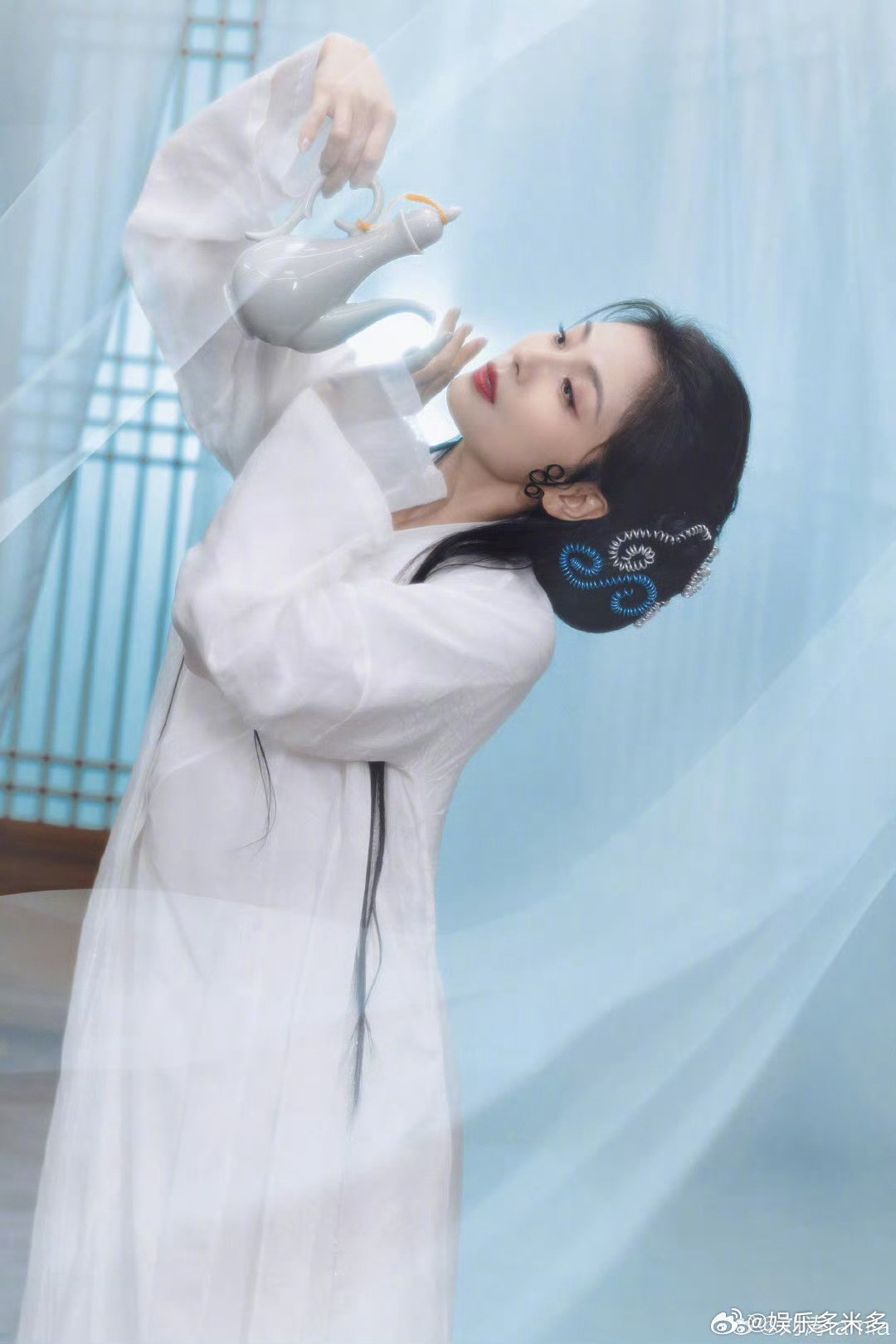 刘涛听到自己像白蛇的反应刘涛被夸像白蛇机智回应何赛飞眼中的“白蛇”刘涛！震惊三