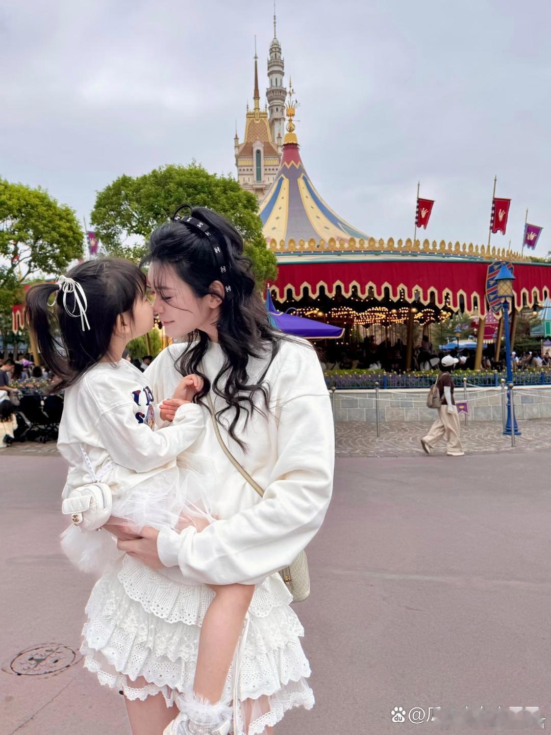 奚梦瑶女儿腿好长奚梦瑶为女儿庆生，4岁的Romee腿好长￼完美继承妈妈的超模基因