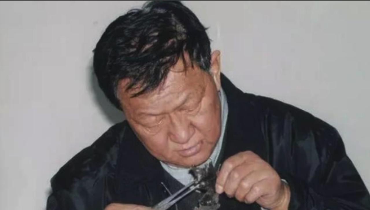 1986年,一天夏夜，全村看露天电影，信用社老员工，却猛然听出几声“枪响”，不是