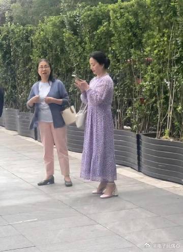 刘亦菲妈妈看不出来竟然65岁了，气质居然不输女儿刘亦菲