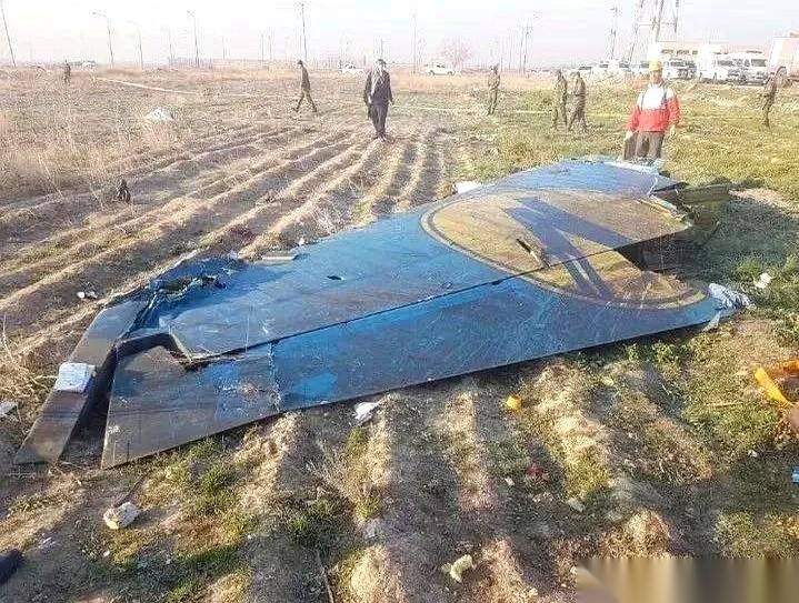 又掉下来一架。美国人那架P-8A，号称“反潜神器”的宝贝疙瘩，一头栽进了咱们南