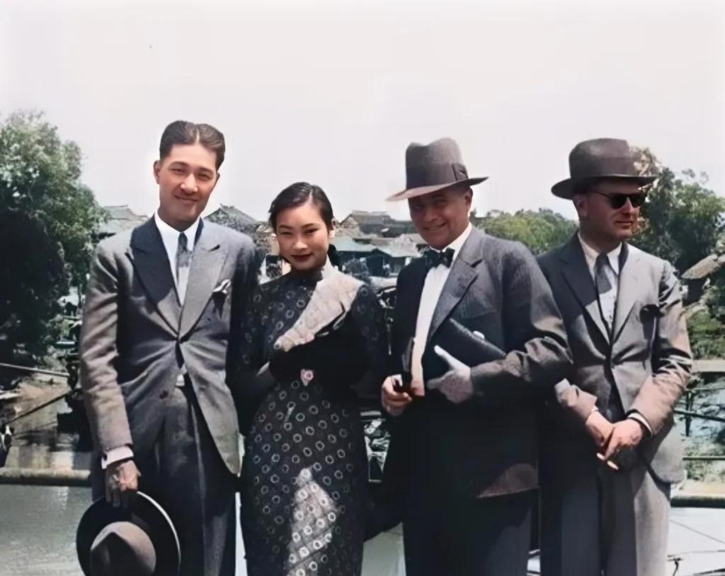 都说胡蝶年轻时漂亮得倾国倾城，这是1933年她与未来丈夫潘有声及外国友人在上海西