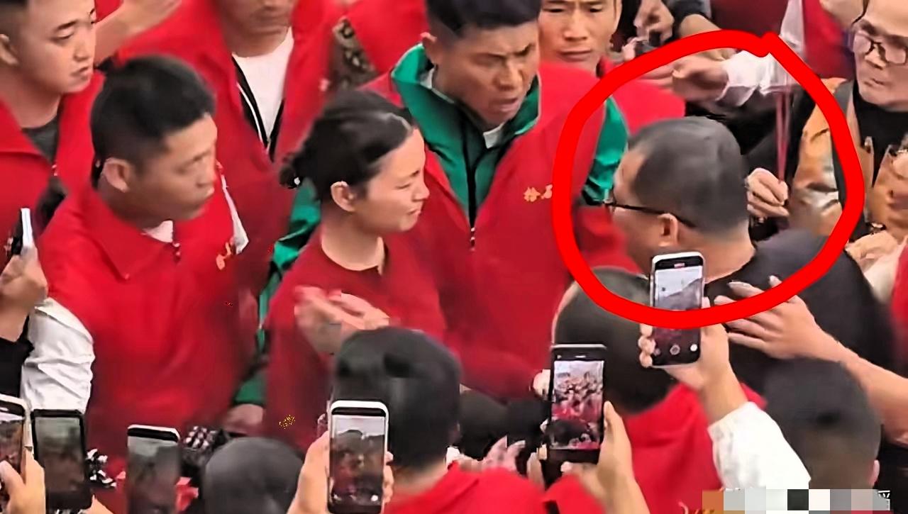 泪目了！拾石村不是没有人来挺小妈祖的小妈祖拜完还是哭了不愿继续，这时一位戴眼