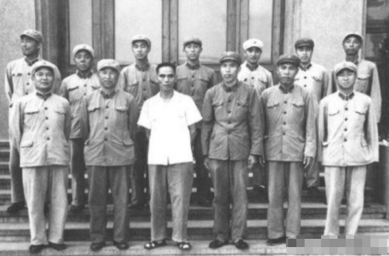 1967年的一天，成都军区副政委刘结挺刚到办公室，成都军区司令梁兴初中将就气冲冲