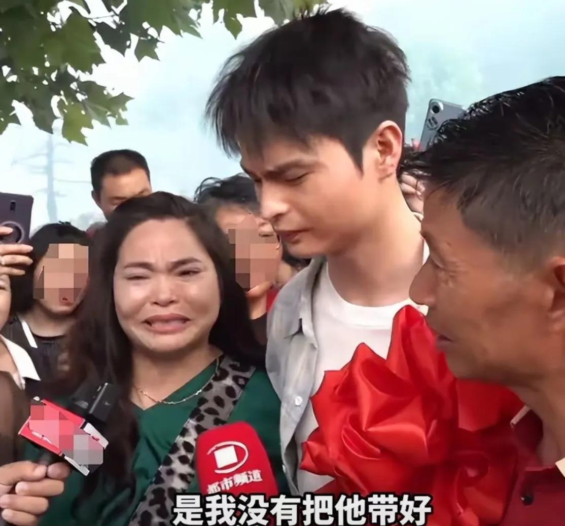 家人们姗姗来了啊，下午3点，姗姗说一个"重磅消息！失踪25年奇迹认亲！亲生母亲现