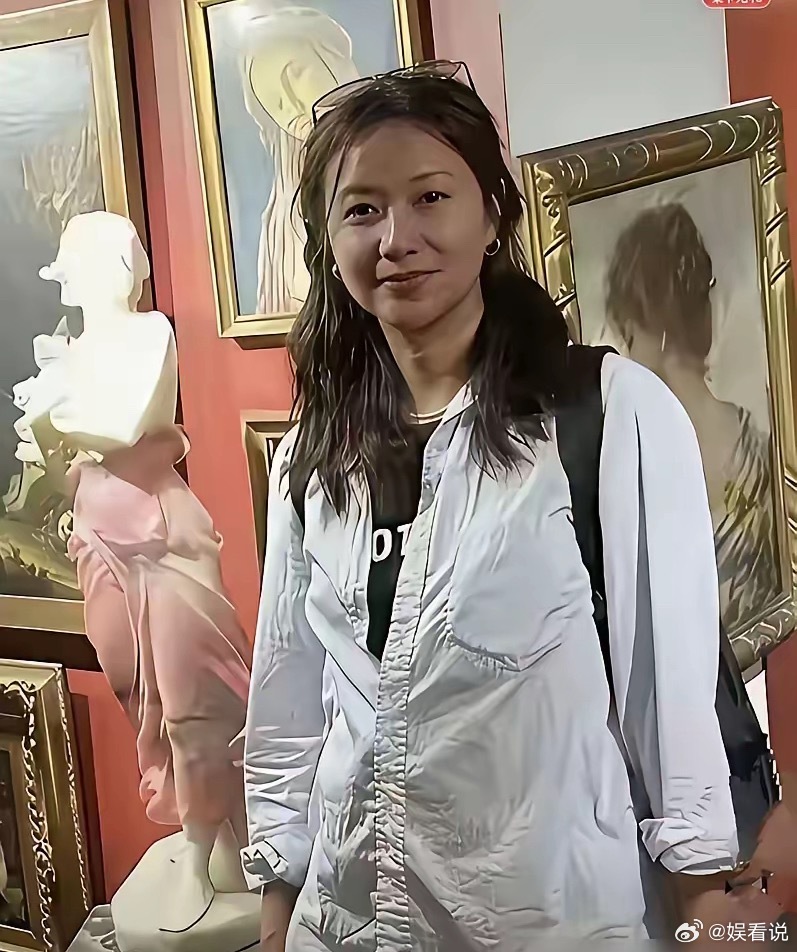 徐静蕾近况曝光，活成了另一个样本51岁的她在洛杉矶住了快10年，把北京的爸妈接来