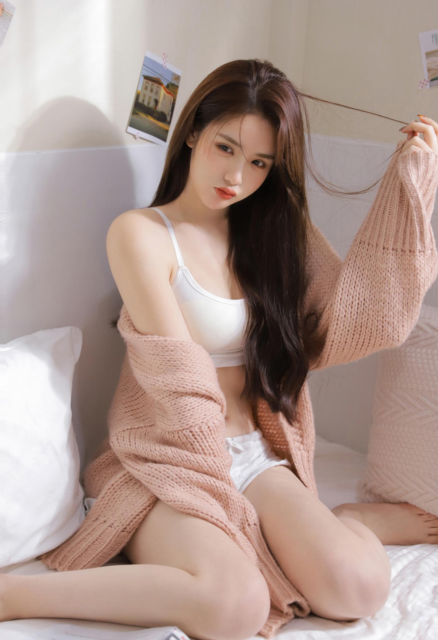 笑话：一哥们去相亲，女孩问他：“你喜欢什么类型的女生？”哥们说：“我喜欢肉肉的女