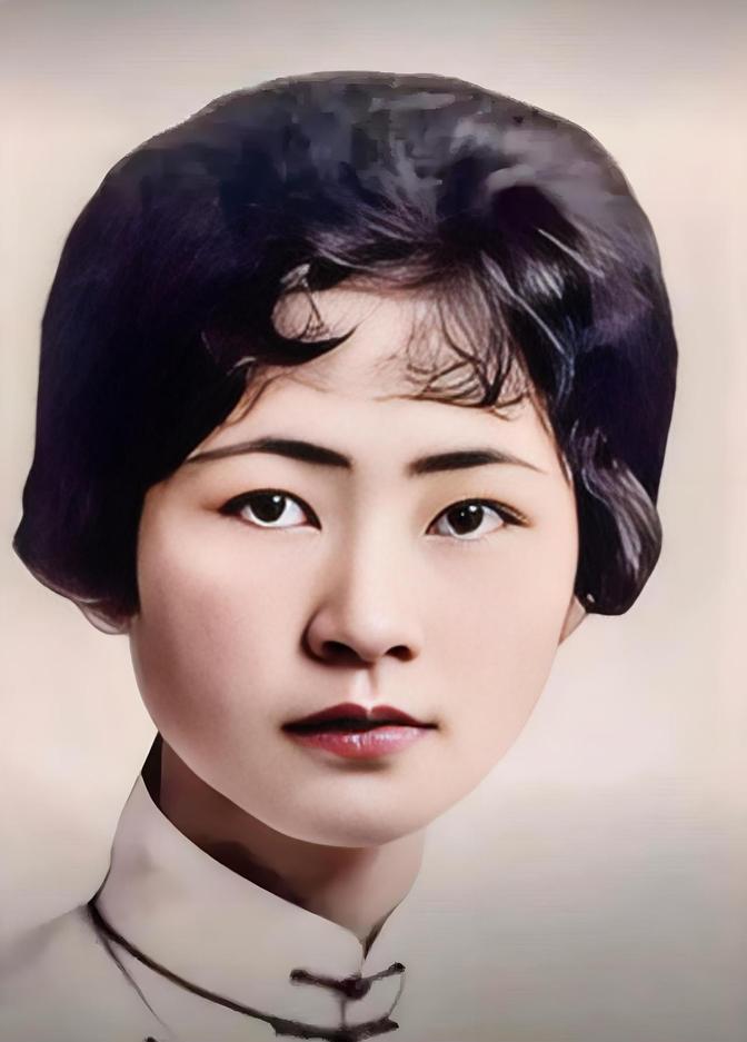 有一天，林洙偷偷地把墙上的林徽因画像取下来，梁再冰看到后，当场给了她一个耳光。梁