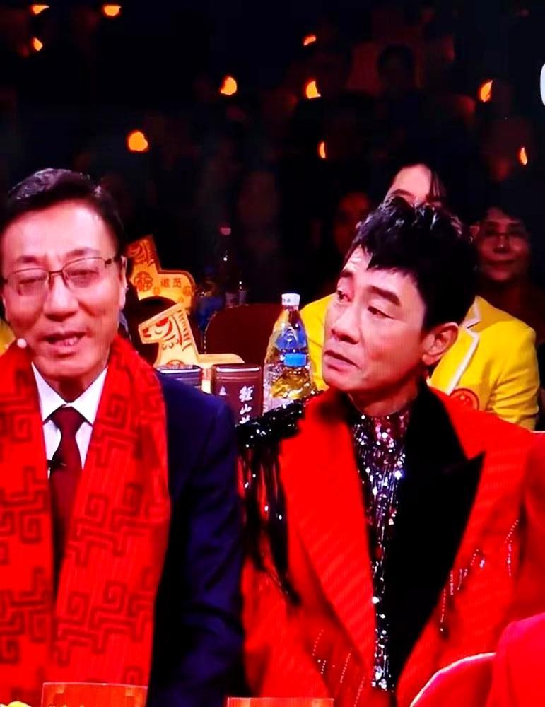 主持人一句“国泰民安”，陈小春在春晚台下，强忍着没让眼泪掉下来。当时台上正