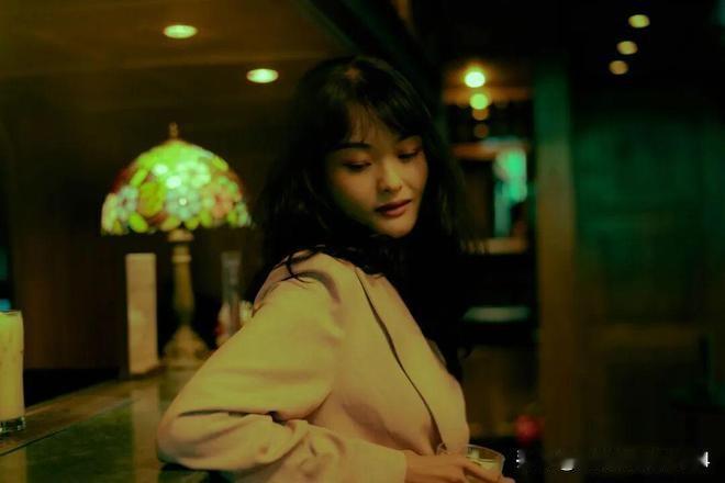 妻子接到初恋的电话，说是出车祸了。妻子声泪俱下，请求丈夫让她去见初恋的最后一面。