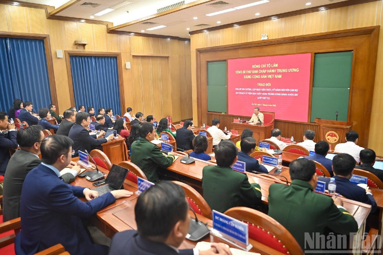 很靠谱！苏林第一次以教授、博士的身份，为越南的后备干部们上课越南官媒罕见地报