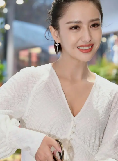 要我说佟丽娅别去演戏了专职跳舞去吧刚看了好多遍丫丫跳的佳人伴孤灯，真的深陷其中