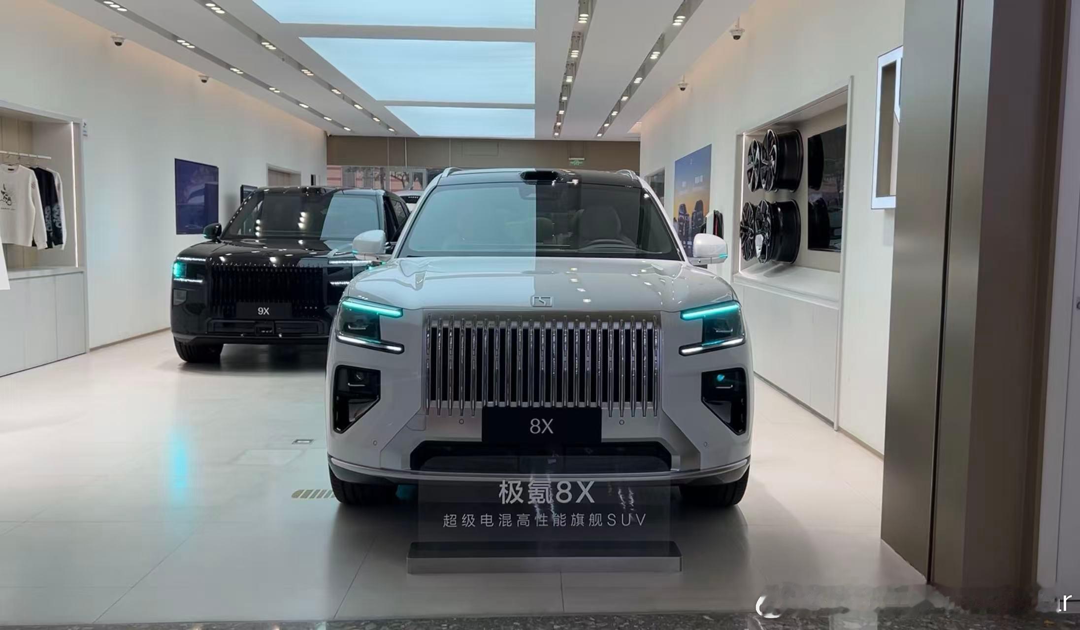 前两天在商场里看极氪8X，不得不说真不错。想不到，极氪8X上市限时售价32.98