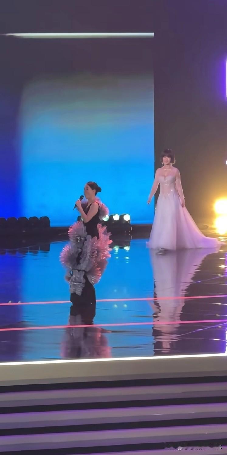我的天！潘迎紫快80岁了？这状态也太“逆生长”了吧！除了前夫真没啥绯闻，这份清