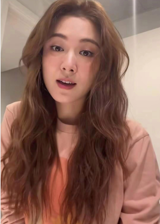 这是曾志伟儿媳王敏奕，身材有肉感，长着初恋脸，360度都好看，这颜值太绝啦​​