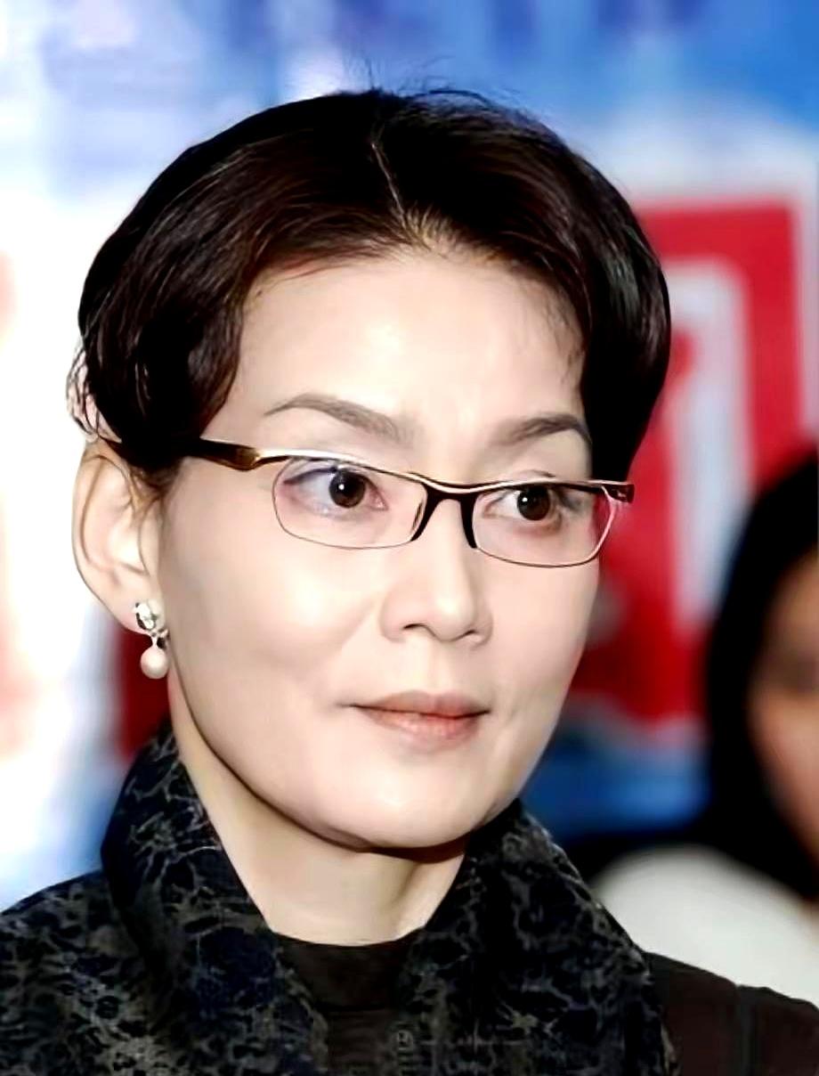 72岁的潘虹凌晨四点就得起床，给92岁老妈量血压、打胰岛素。当年三届金鸡影后，