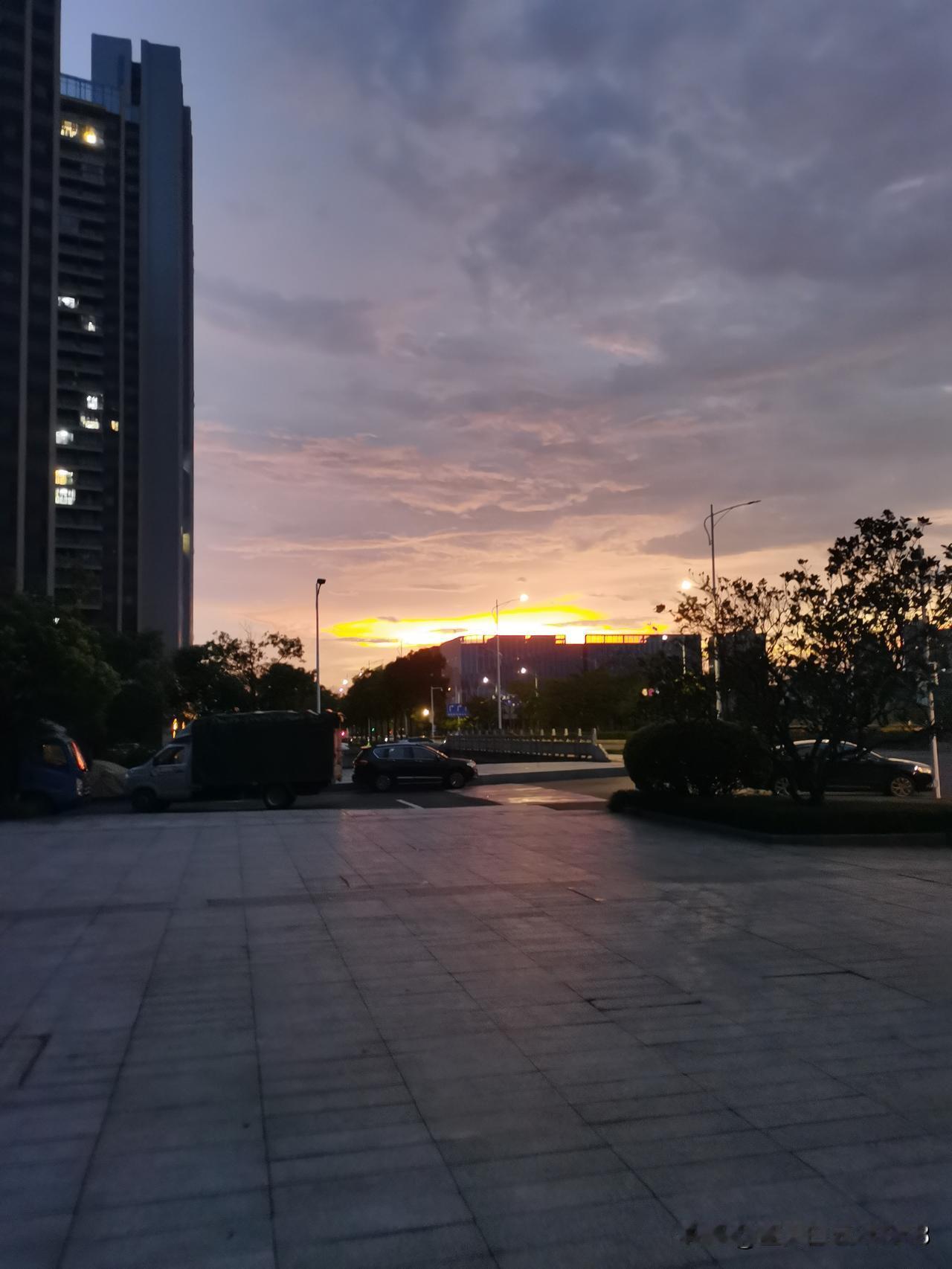 同学失独，她唯一的女儿留下一个一岁半的孩子，自杀走了。大家都觉得她女儿的孩子应该