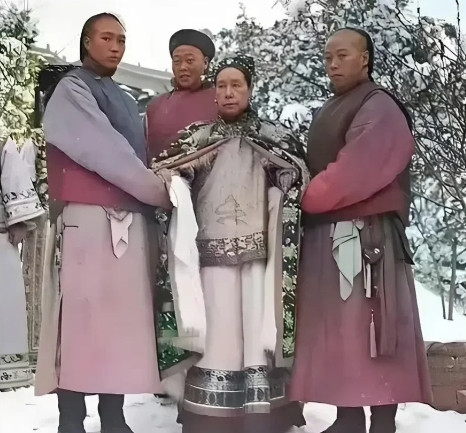 万万没有想到，慈禧太后居然那么矮，我还以为满族人很高呢。[捂脸哭][捂脸哭][赞][