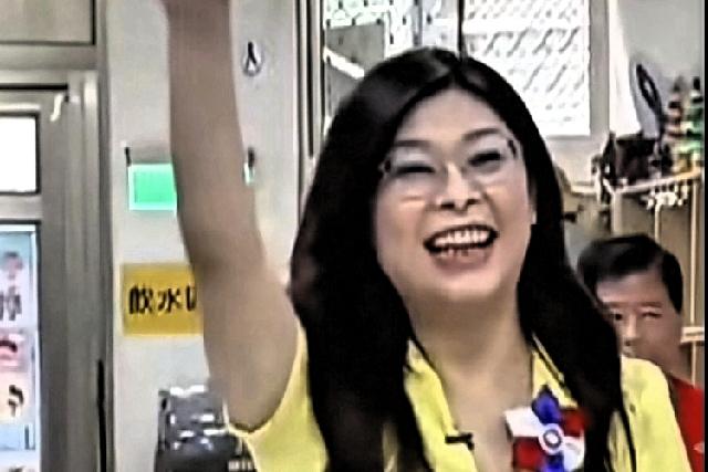 快讯！郑丽文登机前突曝人事名单，朱立伦强硬回应：绝不准破例！郑丽文在赴京前匆匆公