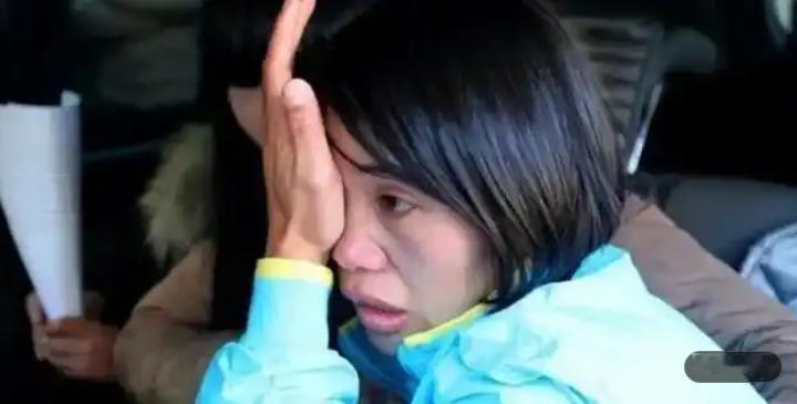 2002年，一个17岁女孩双手被铐，跪在地上拼命喊冤，可没人理她。十几年后，真相
