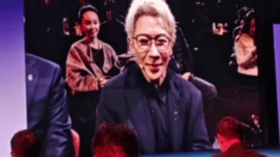 刘谦余承东变魔术刘谦现场变魔术刘谦的魔术艺术与余承东代表的科技前沿，在舞台上完