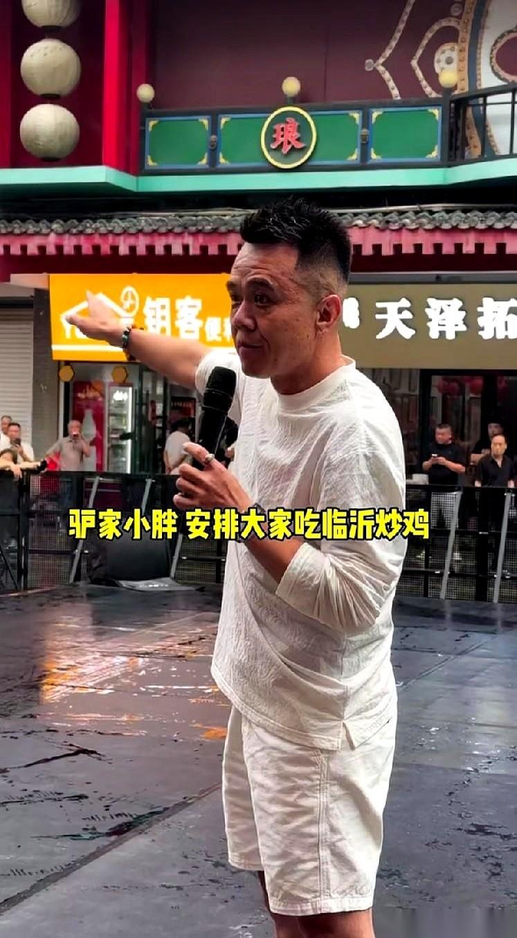 曾经跟在大哥后面混镜头的“驴家小胖”，现在可是二驴小舞台后台说一不二的“胖总”了