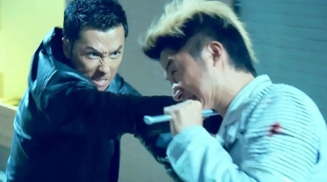 那年，主持人问吴京：“如果你和甄子丹徒手搏斗，最终谁先倒下？”吴京想了一会，很严