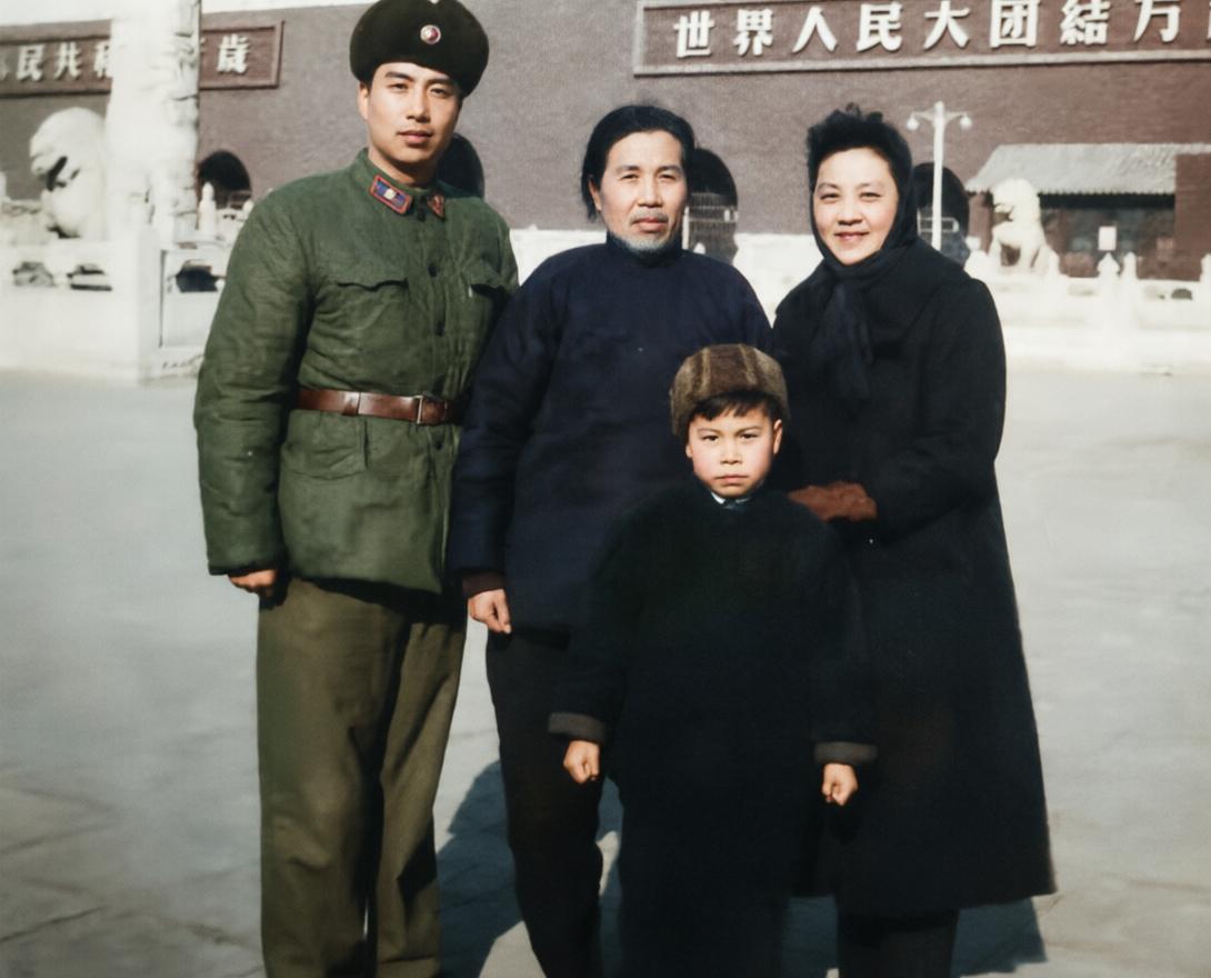 这一张照片中，有一位大名人，你能一眼找到他吗？，如今他可是家喻户晓的歌唱家。