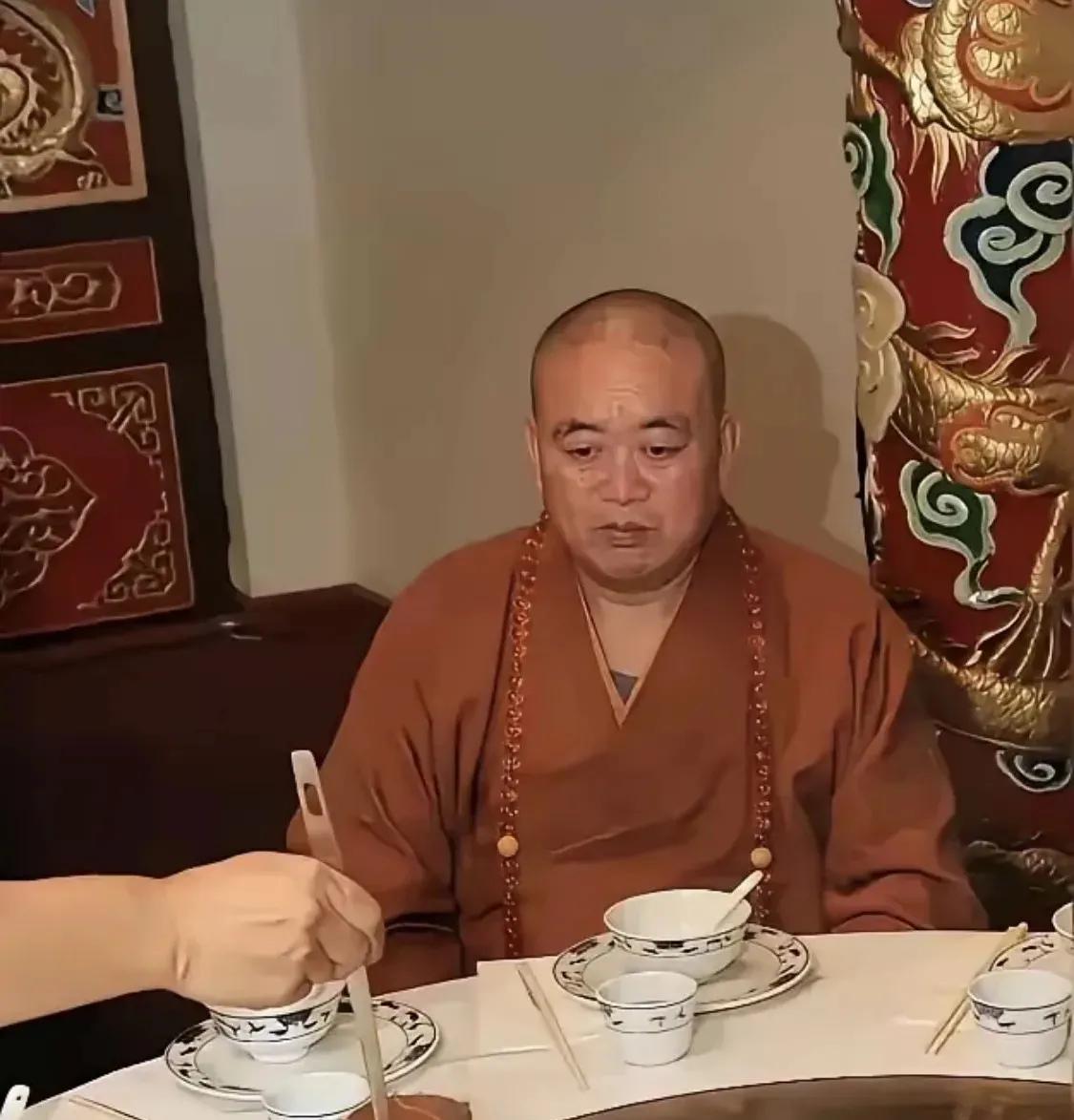 这是一张释永信在被调查的前的罕见照片，满面愁容，茶饭无味。因为他深知这次真的逃不