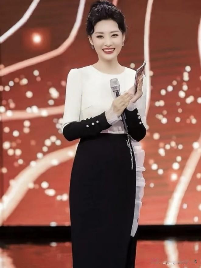 周涛，以温润之声传递力量，于舞台上下尽显优雅从容，岁月沉淀，风采依旧，魅力长存。